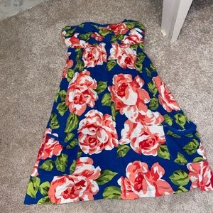 Floral strapless minidress with pockets. Casual